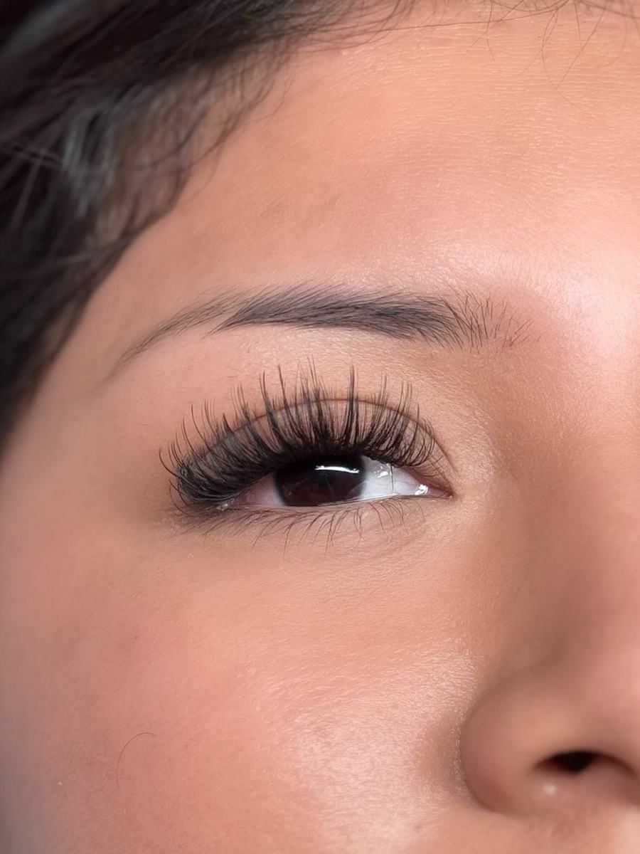 Wispy lash set, close-up